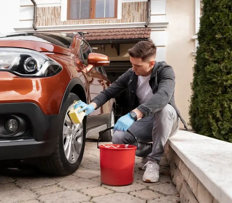 Lavage auto à domicile Ampus : professionnel intervenant sur un véhicule